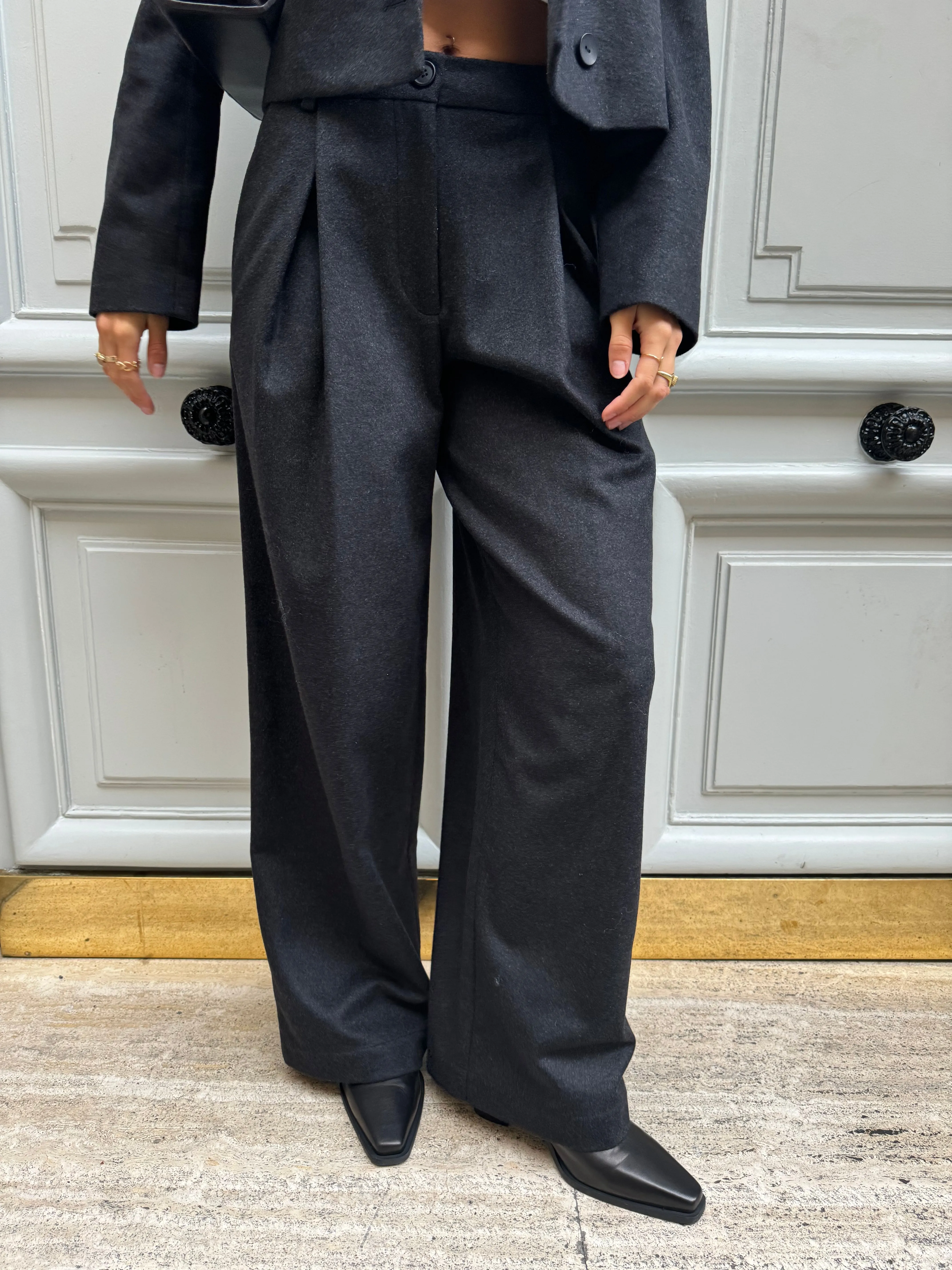 ELLIS WOOLEN PANTS BLACK